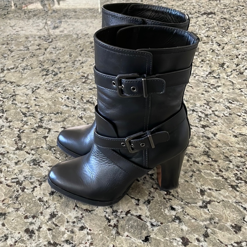 Pour la Victorie Black Leather Heeled Boots